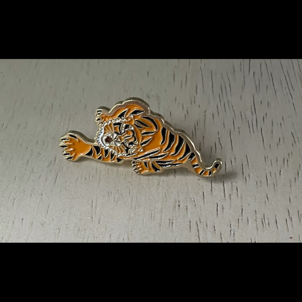 Tiger pin - Picture 2 of 3